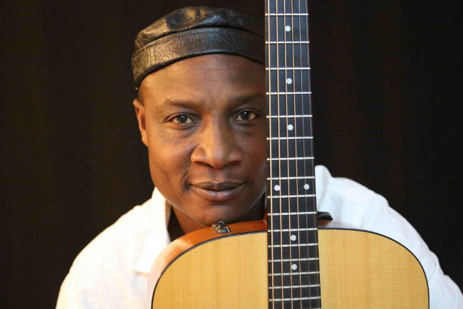 Exklusive Verlosung: Adjiri Odametey & Band – Weltmusik in der Glashütte